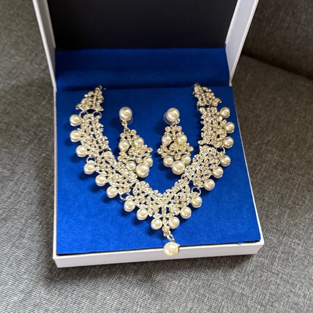 Elegant Pearl and Gold Jewelry Set